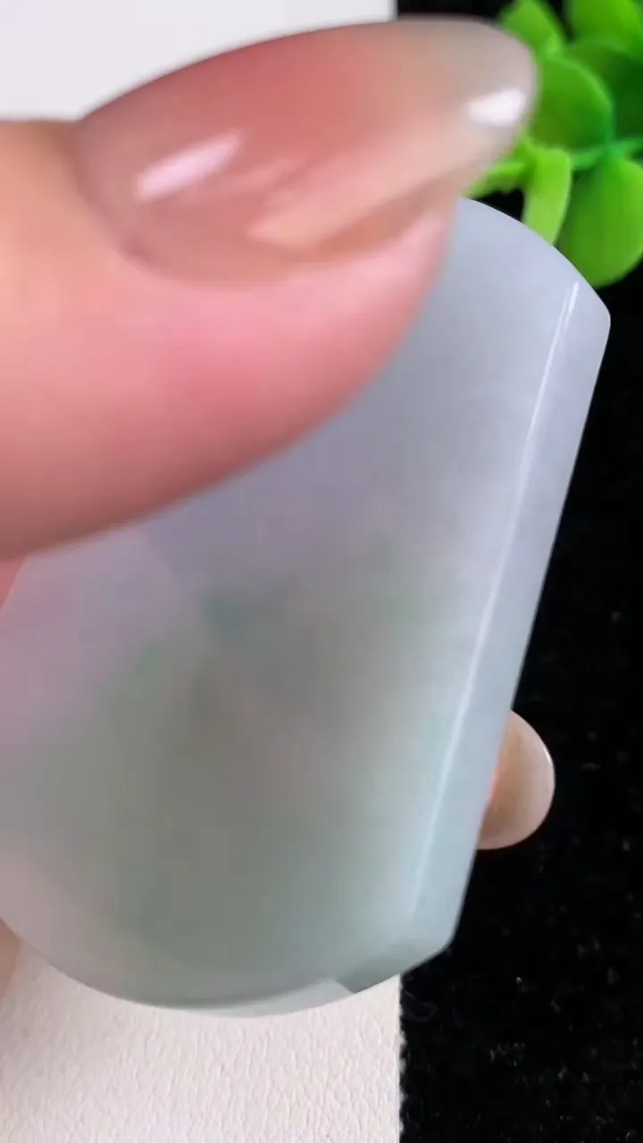 天然A货翡翠无事牌吊坠，尺寸54.5-41.5-5.2，重量:38.33g
12月14日