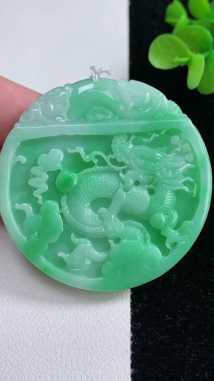 天然A货翡翠复古龙牌吊坠，尺寸53.4-5.4，重量:40.61g
12月14日