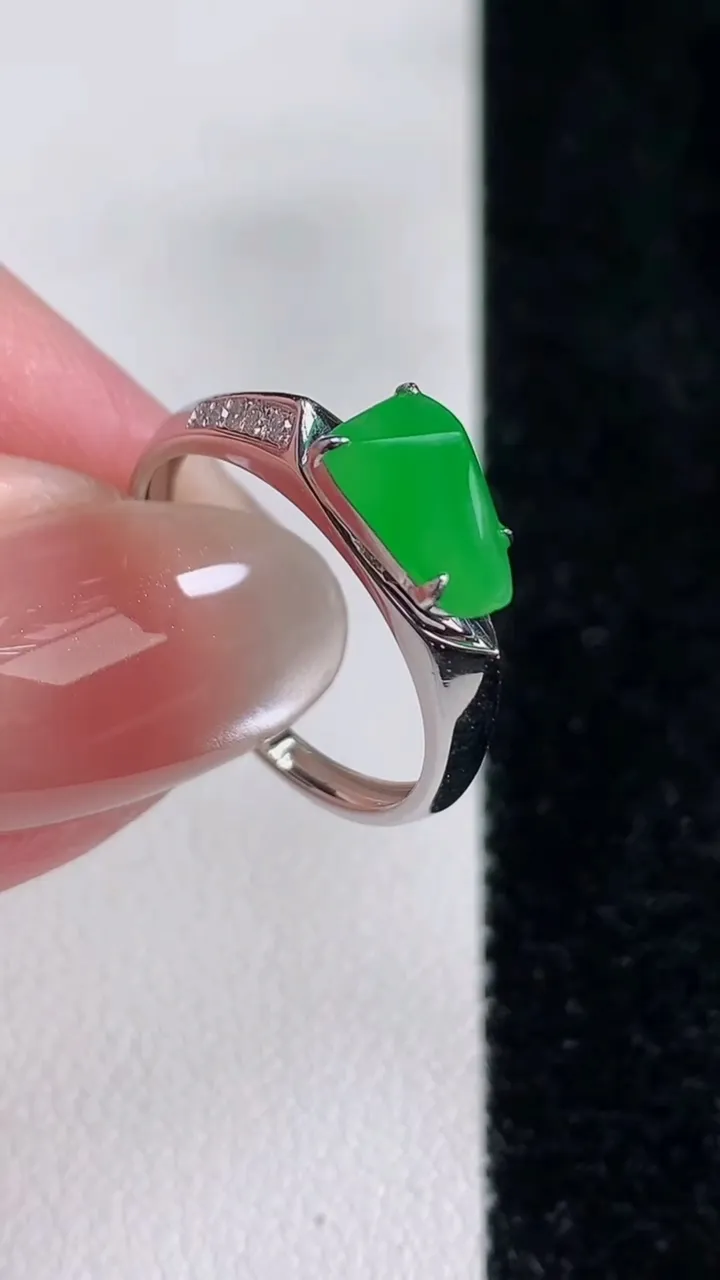 天然A货翡翠随形戒指，尺寸17.6-8.4-5-7.2，重量:1.98g2025年12月14日
工厂