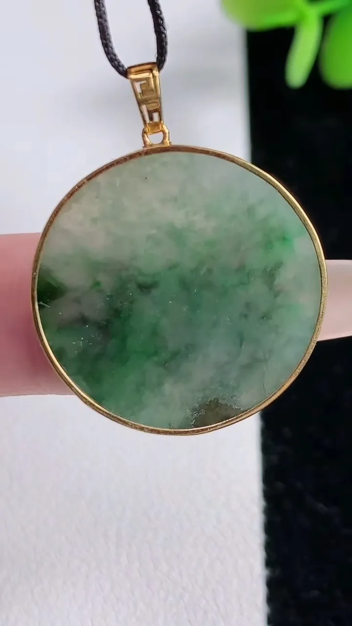 天然A货翡翠无事牌吊坠，尺寸24.5-2.5，重:3.55g
12月14日