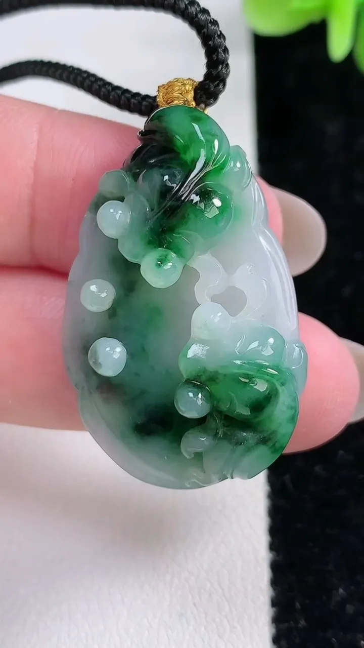 天然A货翡翠年年有余吊坠，尺寸37-23.8-10.2，重:11.36g
12月14日