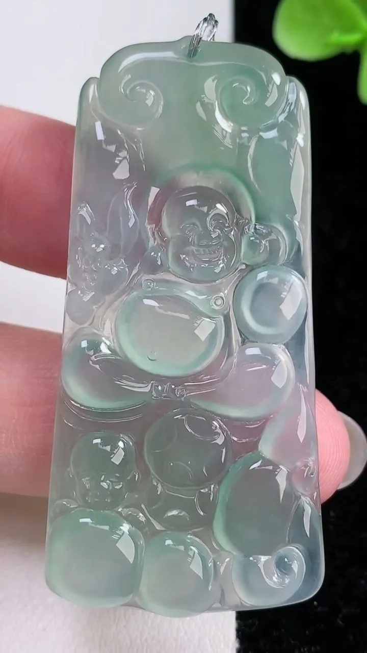 天然A货翡翠逍遥佛吊坠，尺寸58.6-28.8-3.2，重量:13.00g
12月14日