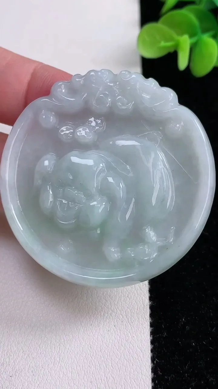 天然A货翡翠生肖猪吊坠，尺寸50.8-49.3-6，重:22.71g
12月14日