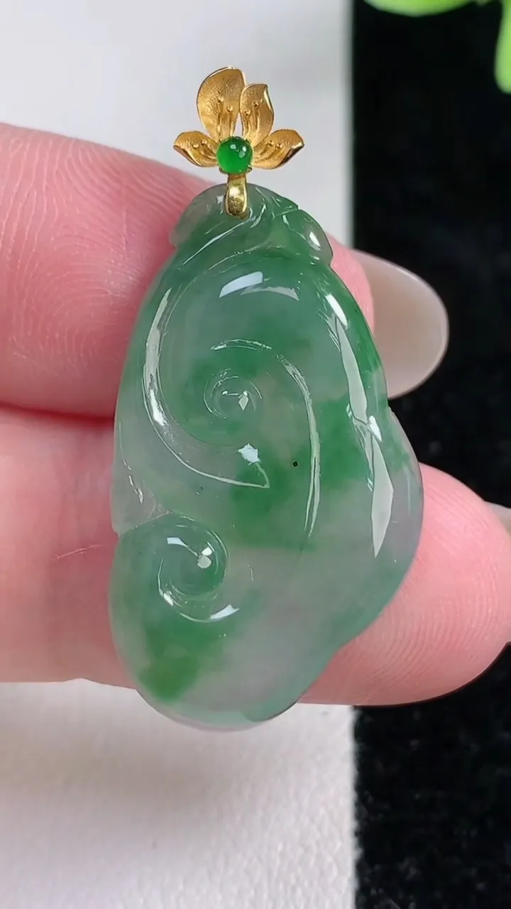 天然A货翡翠如意吊坠，尺寸30.7-18-3.7，重量:4.37g
12月14日