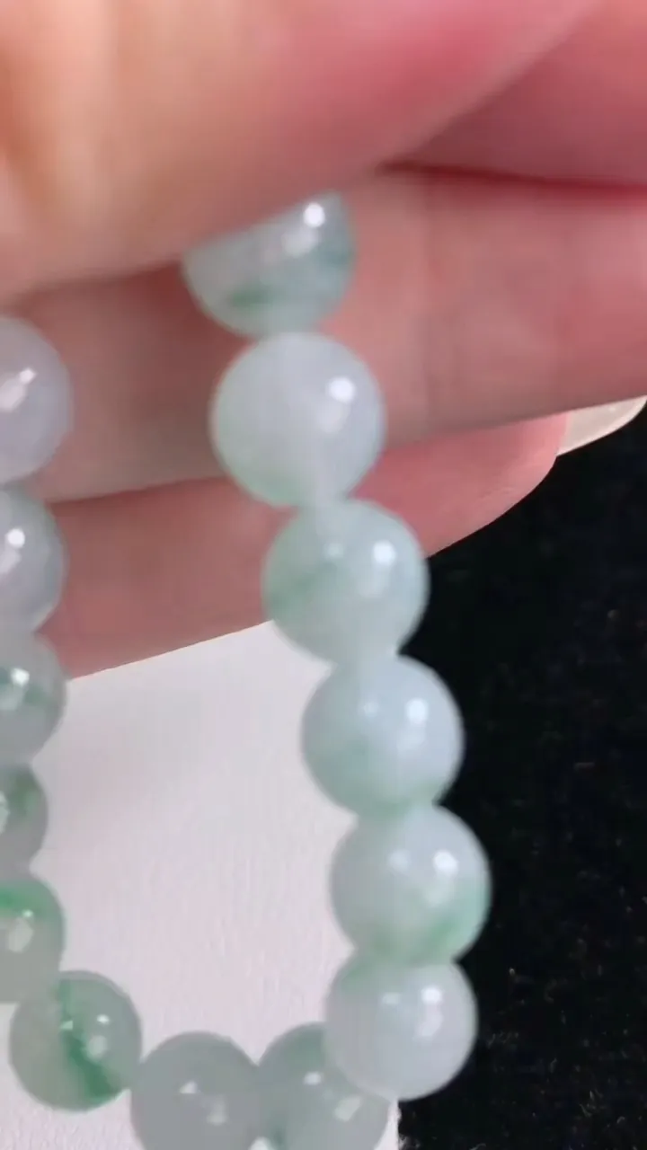 天然A货翡翠圆珠手串，尺寸7.5-24颗，重量:21.27g12月14日
工厂直销收藏佳品,种好水足，色泽均匀，有种有色，上手高大气！