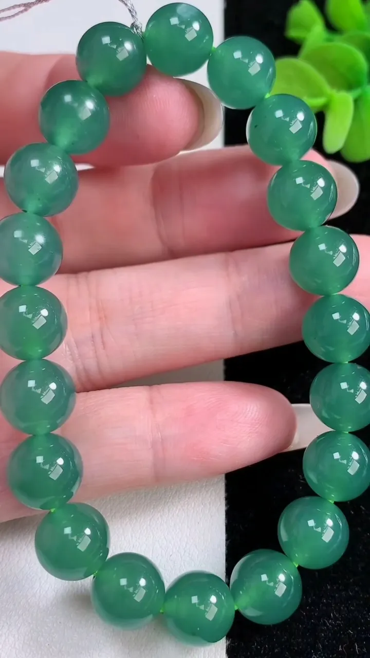 天然A货翡翠圆珠手串，尺寸9.4-20颗，重量:33.89g12月14日
工厂直销收藏佳品,种好水足，色泽均匀，有种有色，上手高大气！