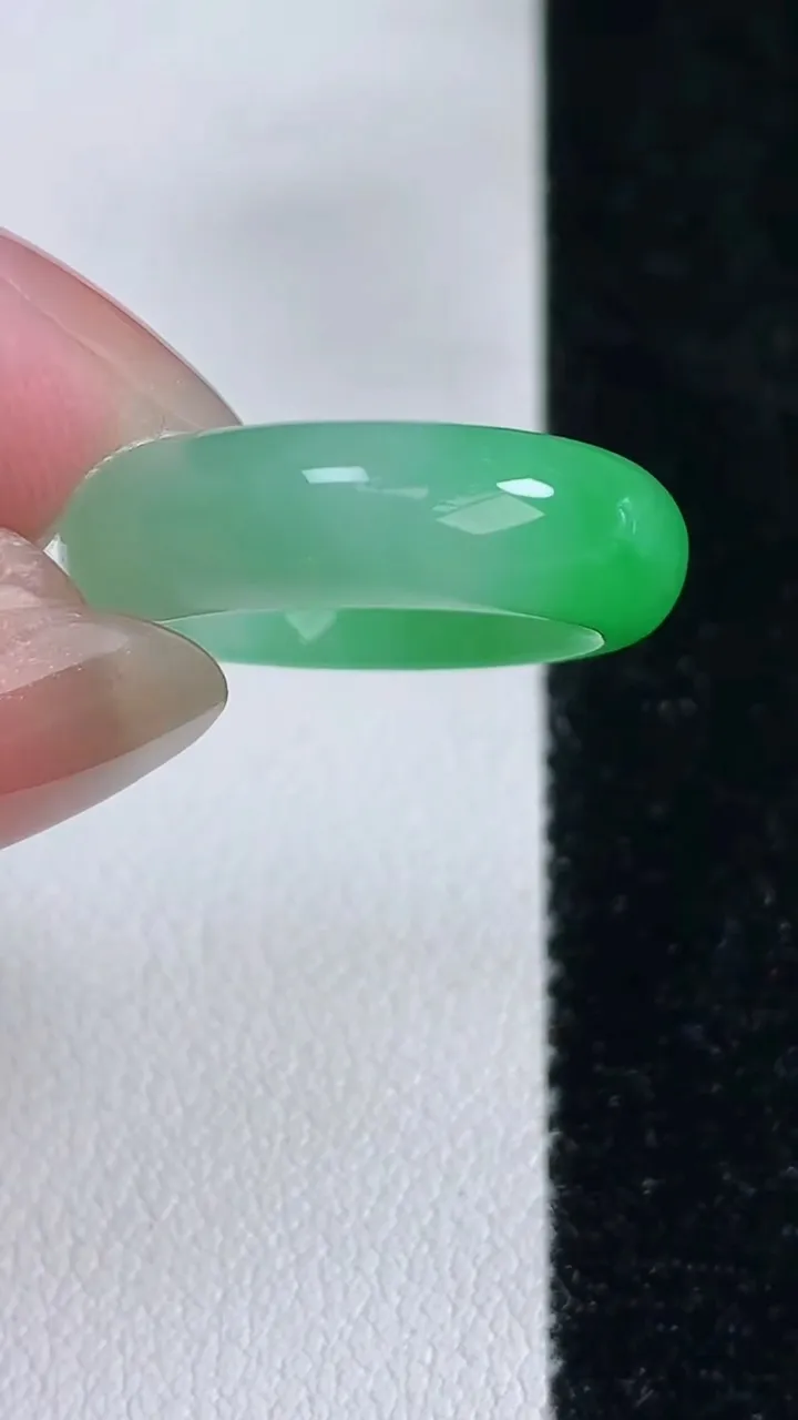 天然A货翡翠指环戒指，尺寸15.3-5.8-3.6，重量:3.93g2025年12月14日
工厂直销收藏佳品,种好水足，色泽均匀，有种有色，上手高大气！