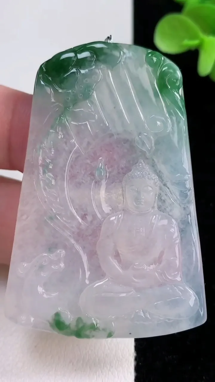 天然A货翡翠冰种飘花大日如来吊坠，尺寸57.6-39.4-4，重量:23.35g
12月14日