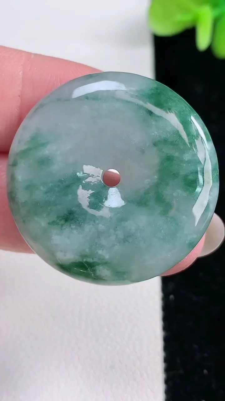 天然A货翡翠飘花平安扣吊坠，尺寸32.4-5.3，重:12.07g
12月14日