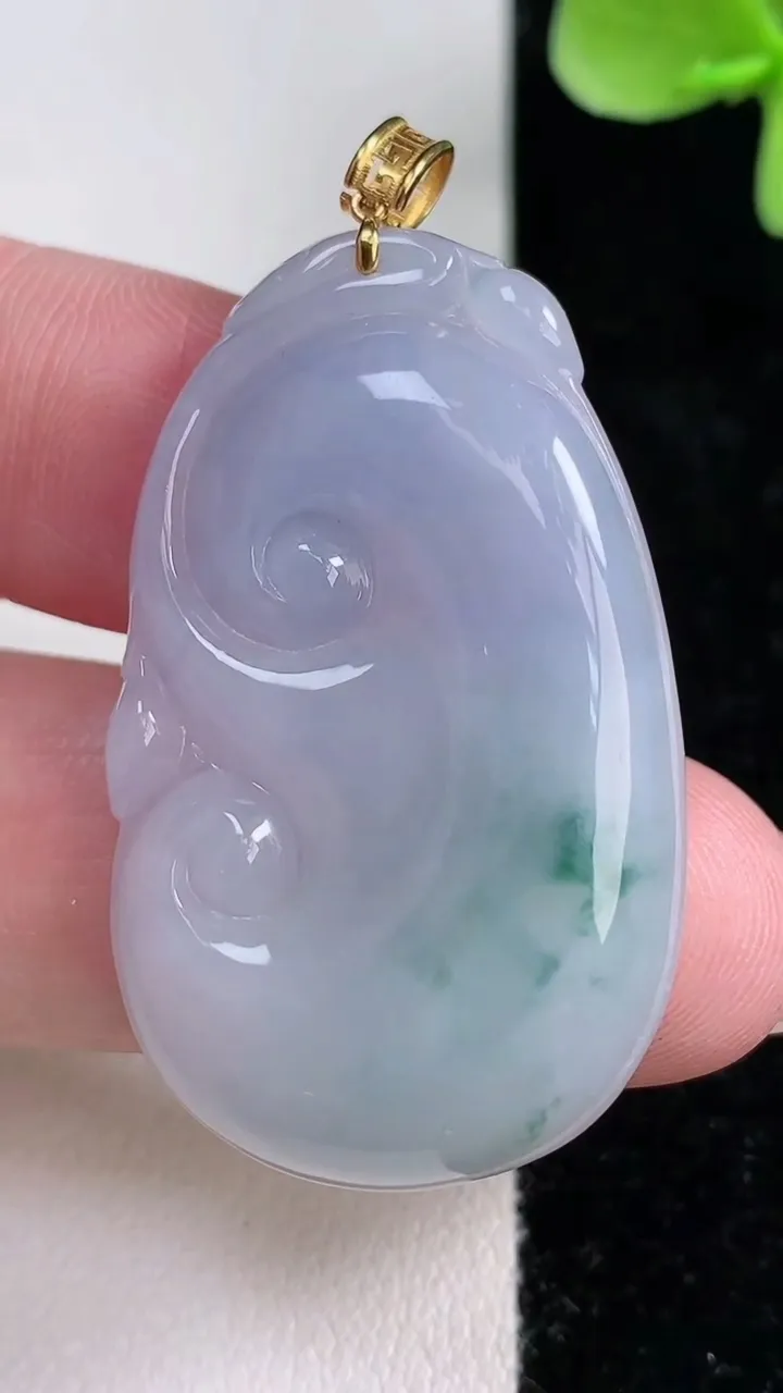 天然A货翡翠18K金紫罗兰飘花如意吊坠，尺寸40.5-24.6-5，重量:10.32g
12月14日