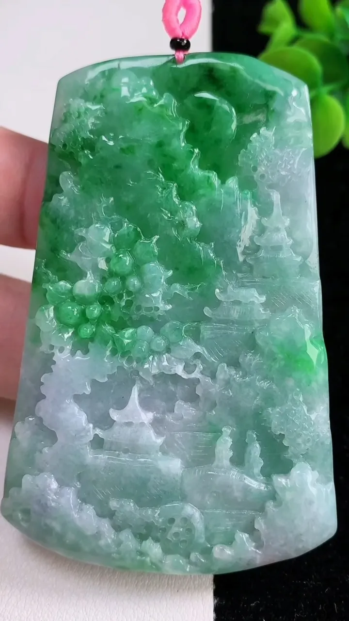 天然A货翡翠山水牌吊坠，尺寸73.4-48-4.6，重量:43.47g
12月14日