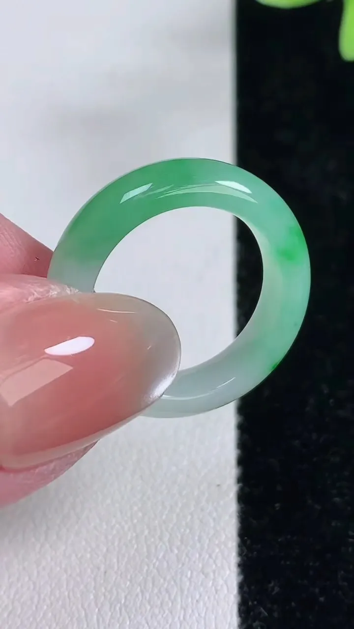 天然A货翡翠指环戒指，尺寸17.8-5.6-3.5，重量:4.13g2025年12月14日
工厂直销收藏佳品,种好水足，色泽均匀，有种有色，上手高大气！