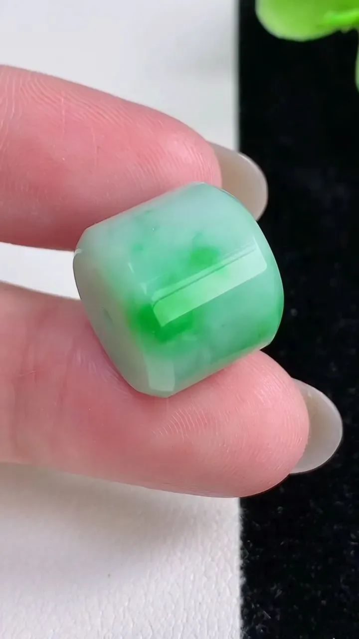 天然A货翡翠路路通吊坠，尺寸13.6-16.2，重量:9.63g
12月14日