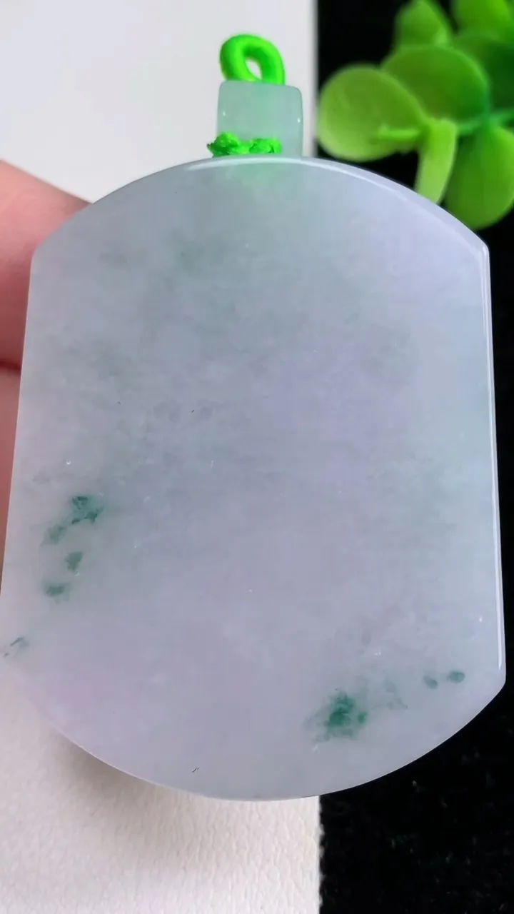 天然A货翡翠飘花无事牌吊坠，尺寸52.8-42.2-5.5，重量:37.37g
12月14日