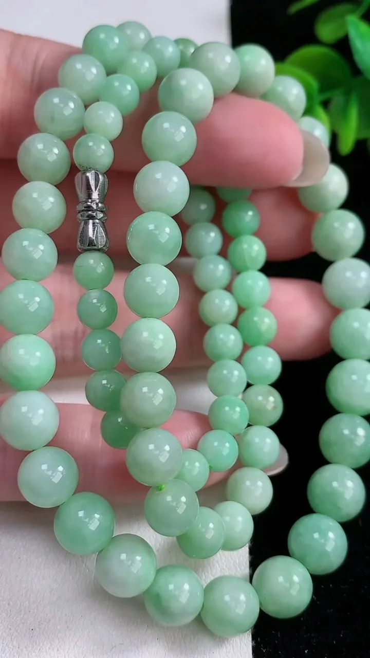 天然A货翡翠圆珠项链，尺寸8-76颗，重:55.41g
12月14日