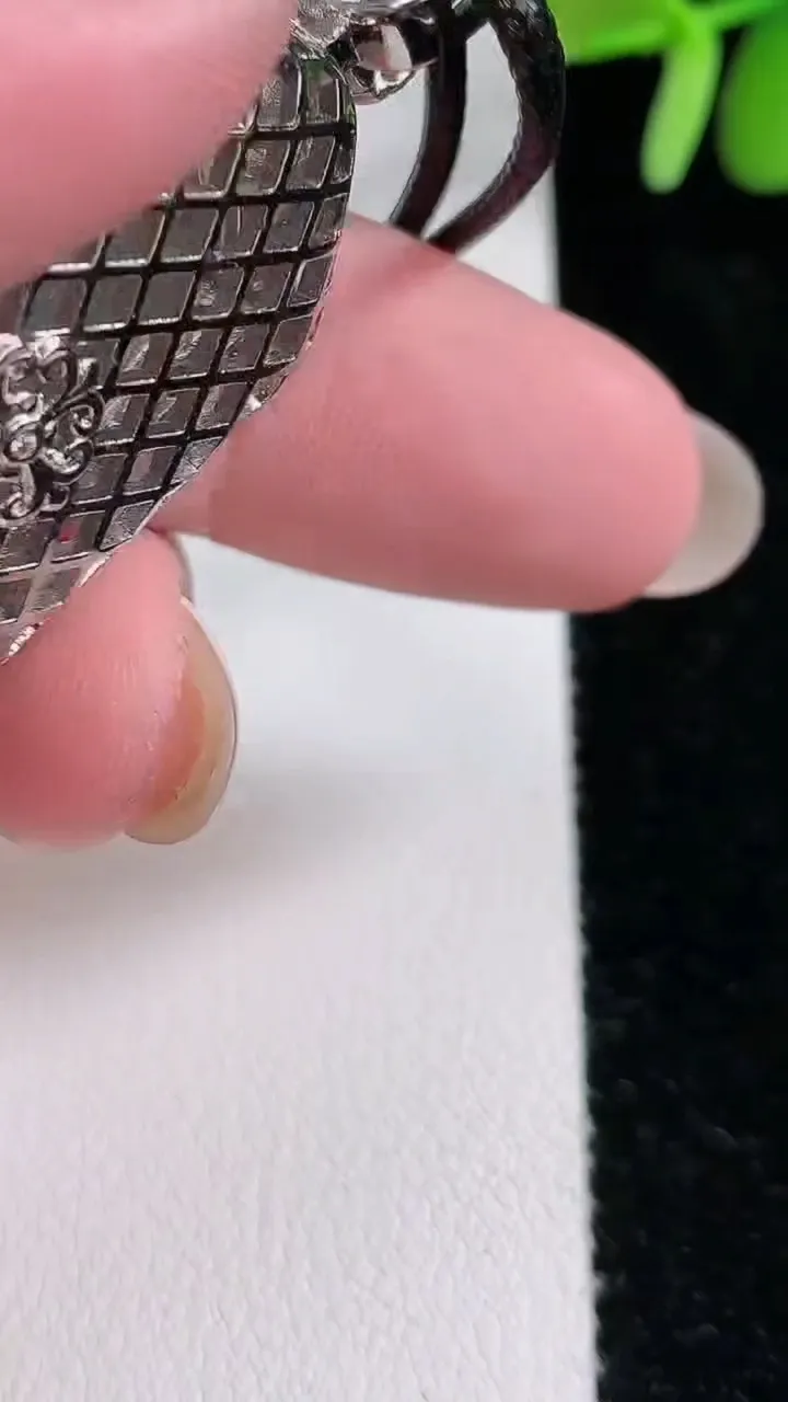 天然A货翡翠无事牌吊坠，尺寸51.5-25.5-10.7，重:16.77g
12月14日