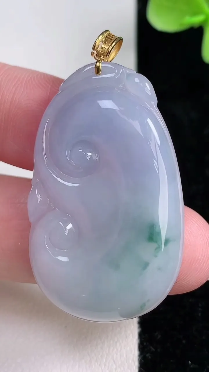 天然A货翡翠18K金紫罗兰飘花如意吊坠，尺寸40.5-24.6-5，重量:10.32g
12月14日