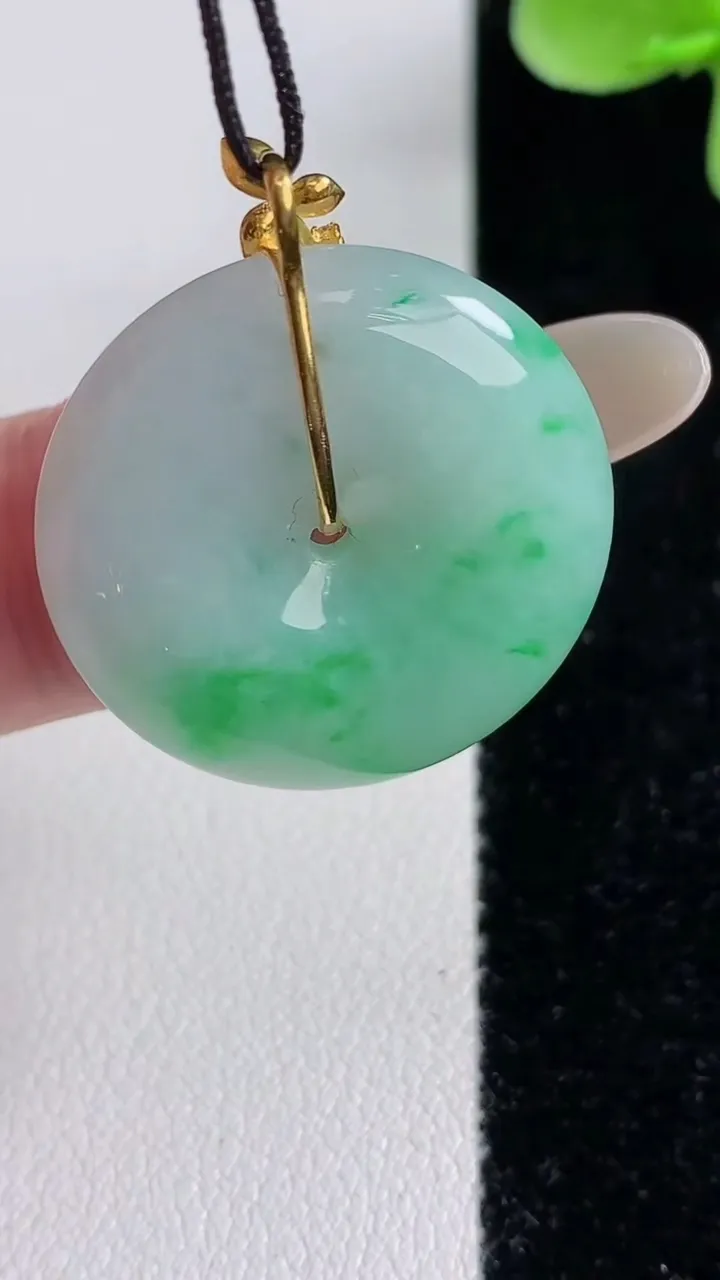 天然A货翡翠平安扣吊坠，尺寸25-5.2，重量:7.75g
12月14日