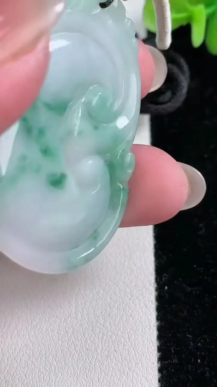 天然A货翡翠飘花如意吊坠，尺寸49-33.3-5，重:18.61g
12月14日