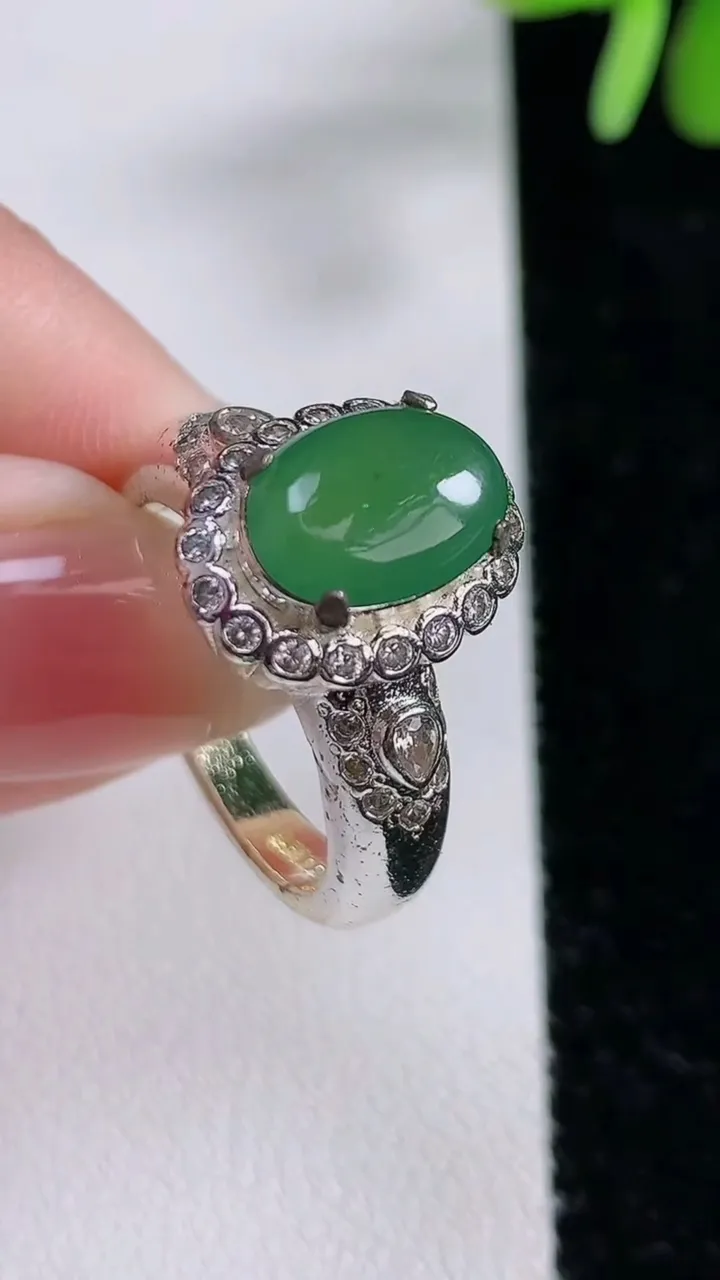 天然A货翡翠蛋面戒指，尺寸13-12，重:9.40g2025年12月14日
工厂直销收藏佳品,种好水足，色泽均匀，有种有色，上手高大气！