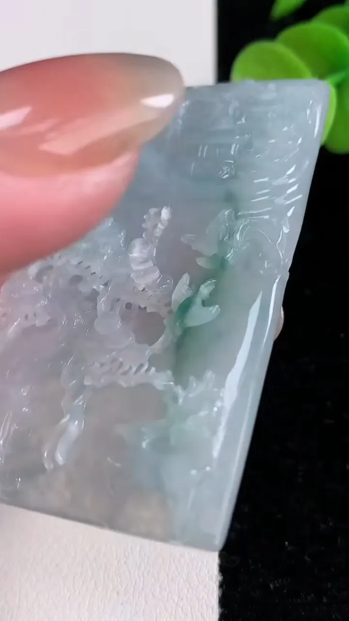 天然A货翡翠牌吊坠，尺寸60-38.6-5.3，重量:32.06g
12月14日