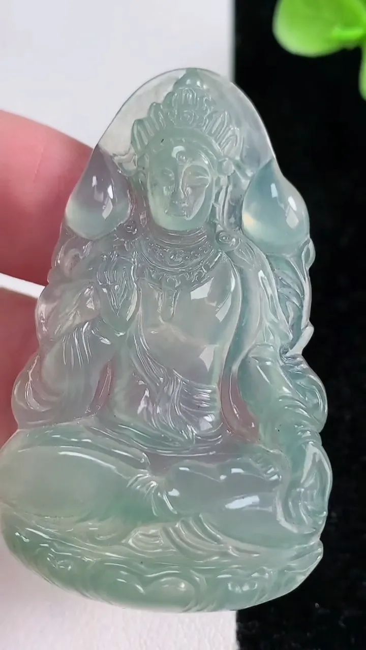 天然A货翡翠度母观音吊坠，尺寸53.2-31.7-4，重量:12.34g
12月14日