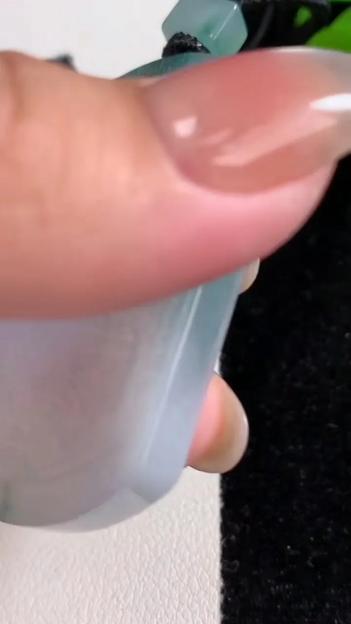 天然A货翡翠牌吊坠，尺寸55-41.2-5.3，重量:37.10g
12月14日