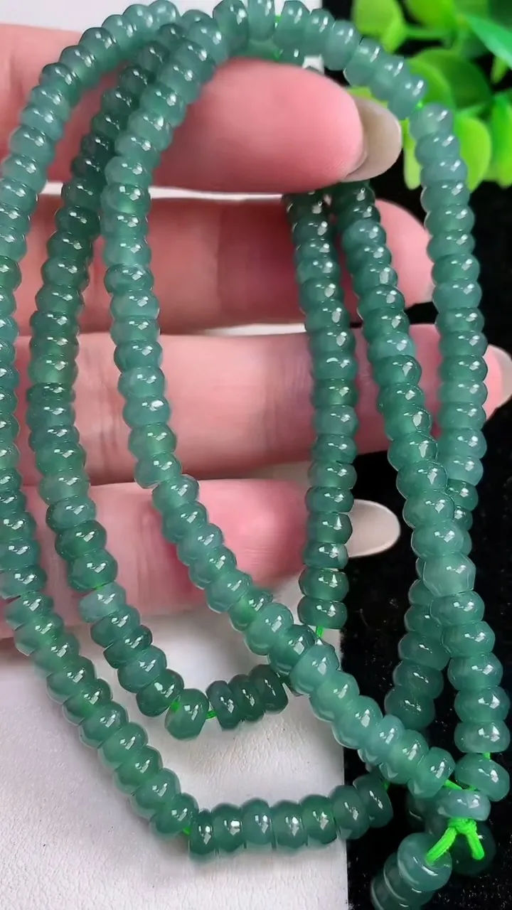 天然A货翡翠算盘珠项链，尺寸5.5，重:42.62g12月14日
工厂直销收藏佳品,种好水足，色泽均匀，有种有色，上手高大气！