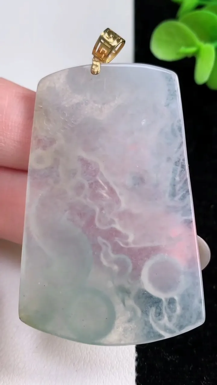 天然A货翡翠种飘花龙牌吊坠，尺寸53-36.8-5，重量:23.48g
12月14日