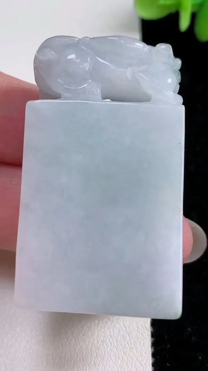 天然A货翡翠飘花貔貅印章，尺寸48-28.8-13.5，重:54.82g
12月14日