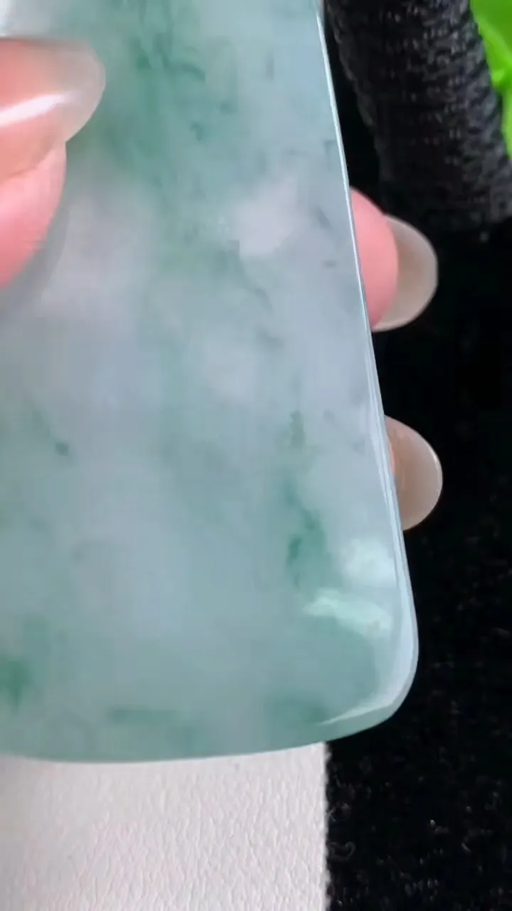 天然A货翡翠冰种飘花山水观音菩萨吊坠，尺寸58.6-32.7-5.2，重量:28.30g
12月14日