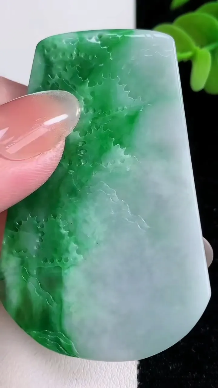 天然A货翡翠山水牌吊坠，尺寸63.2-41-6，重量:33.93g
12月14日