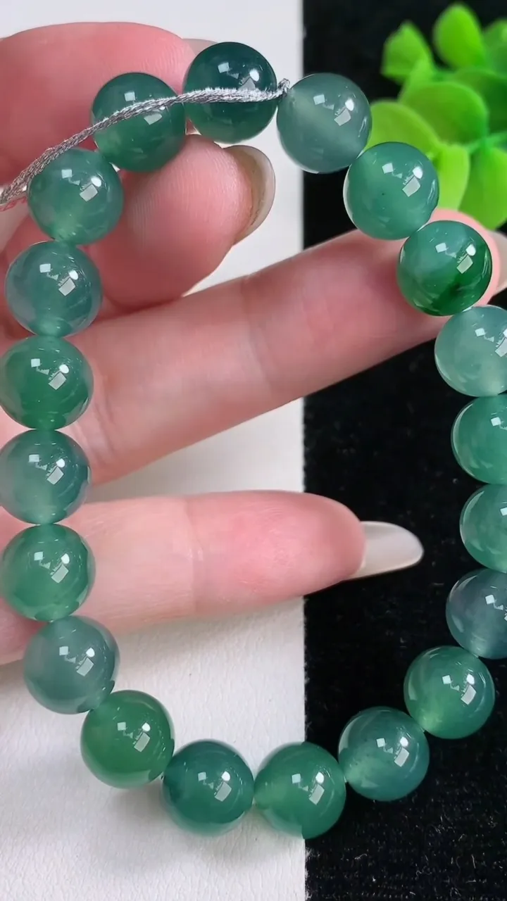 天然A货翡翠圆珠手串，尺寸9.4-20颗，重量:33.15g12月14日
工厂直销收藏佳品,种好水足，色泽均匀，有种有色，上手高大气！