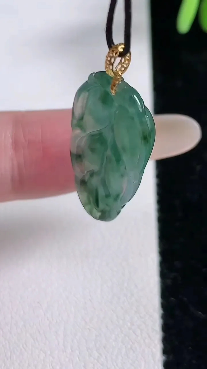 天然A货翡翠种飘花金枝玉叶 叶子吊坠，尺寸27.8-14.5-4.2，重:2.97g
12月14日