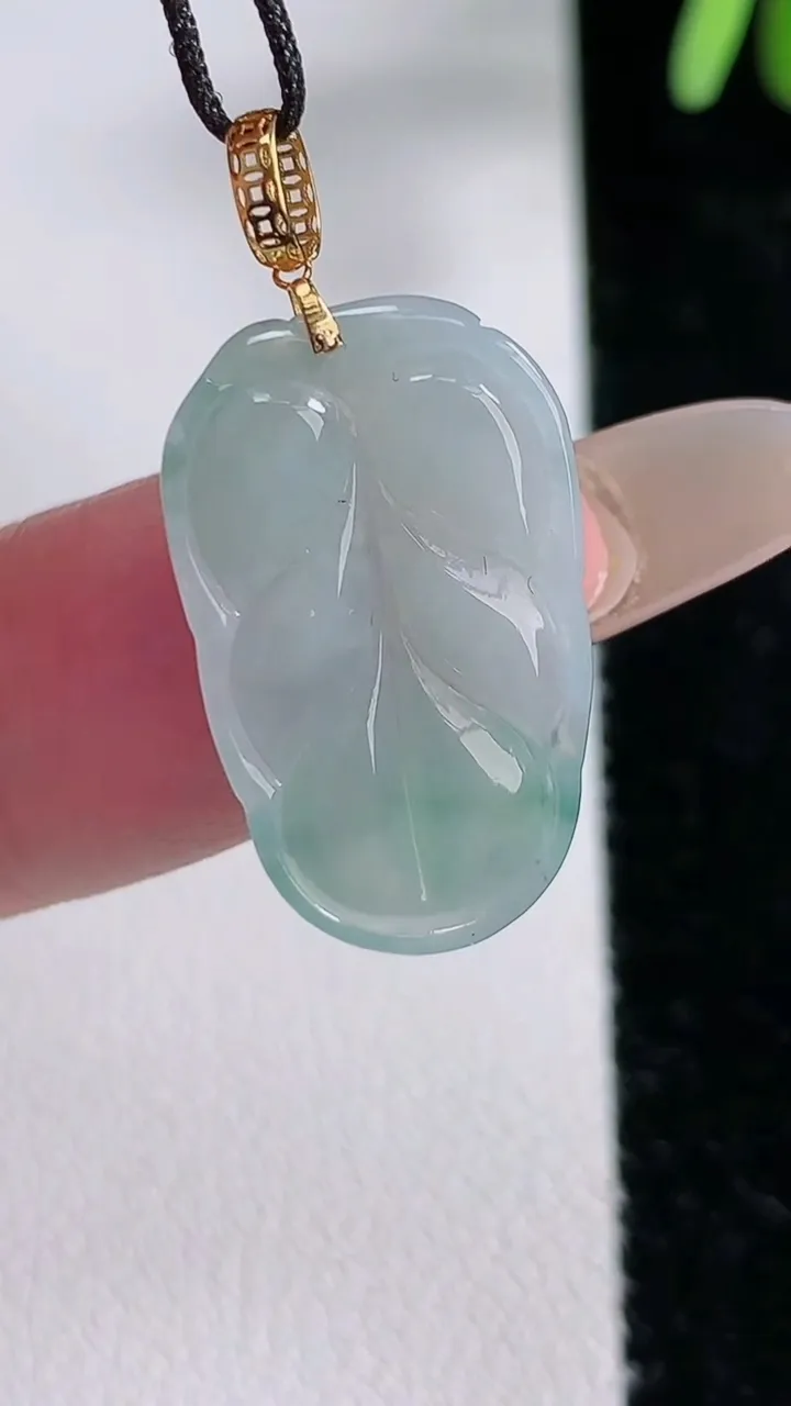 天然A货翡翠18K金飘花金枝玉叶 叶子吊坠，尺寸22.6-14-3.4，重:2.15g
12月14日