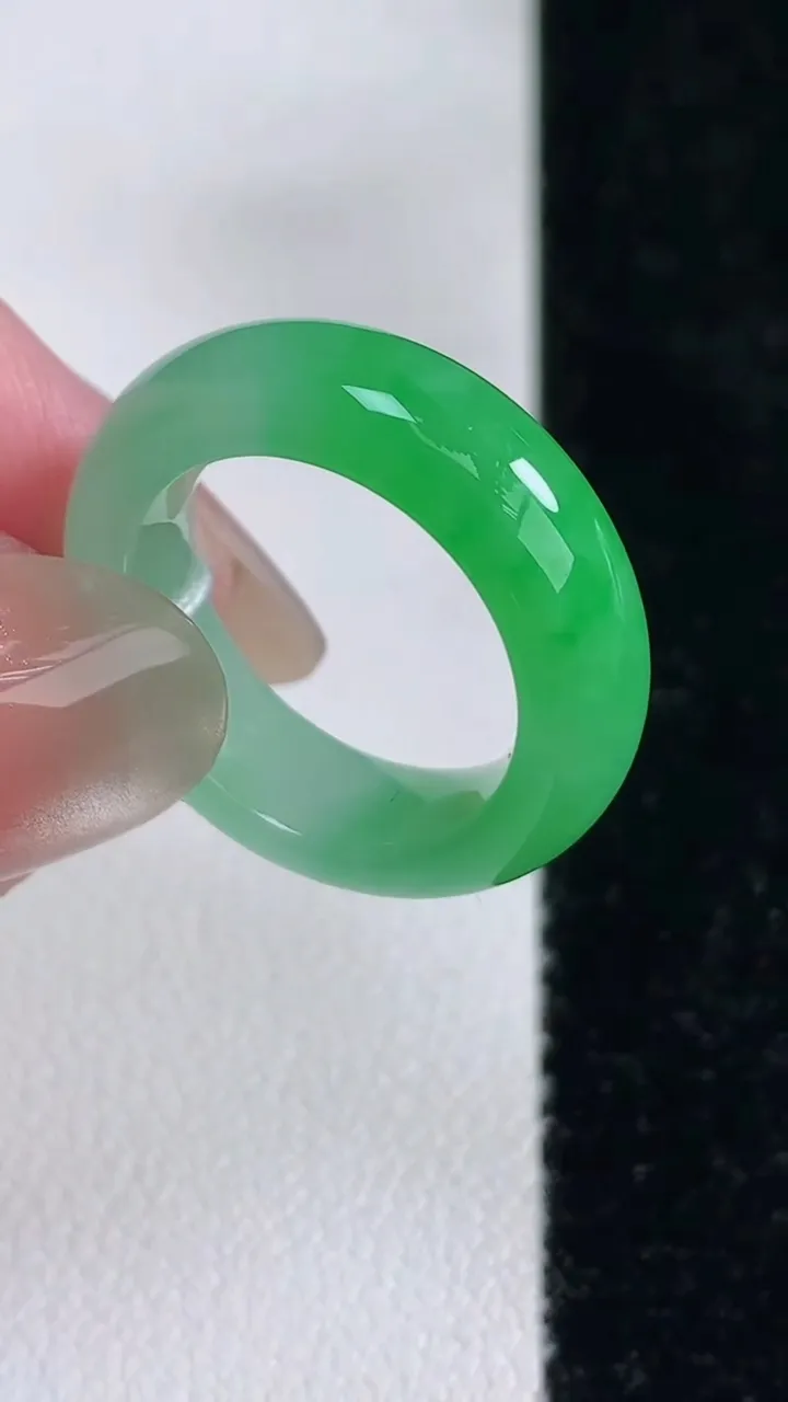 天然A货翡翠指环戒指，尺寸15.3-5.8-3.6，重量:3.93g2025年12月14日
工厂直销