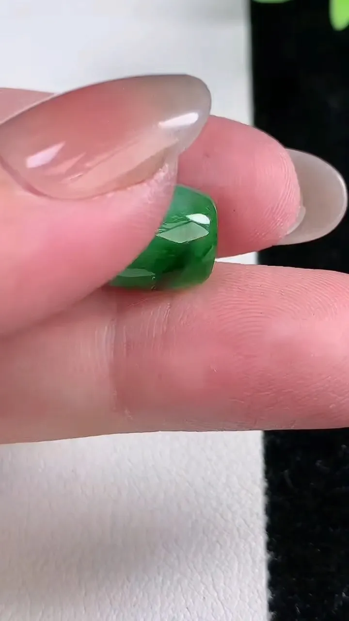 天然A货翡翠路路通吊坠，尺寸15.6-10.3，重:1.90g
12月14日