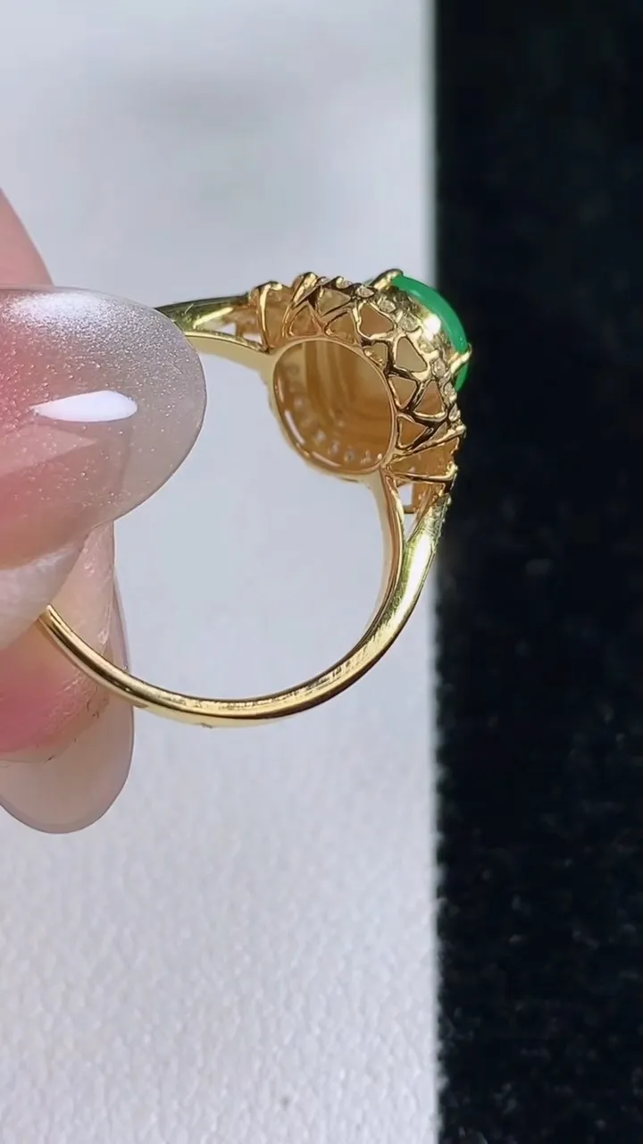 天然A货翡翠水滴戒指，尺寸17.7-9-6.5-6.7，重量:2.36g2025年12月14日
工厂直销收藏佳品,种好水足，色泽均匀，有种有色，上手高大气！