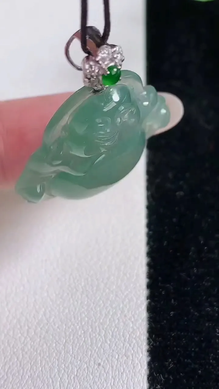 天然A货翡翠佛公吊坠，尺寸27.3-28.4-5.7，重量:7.36g
12月14日