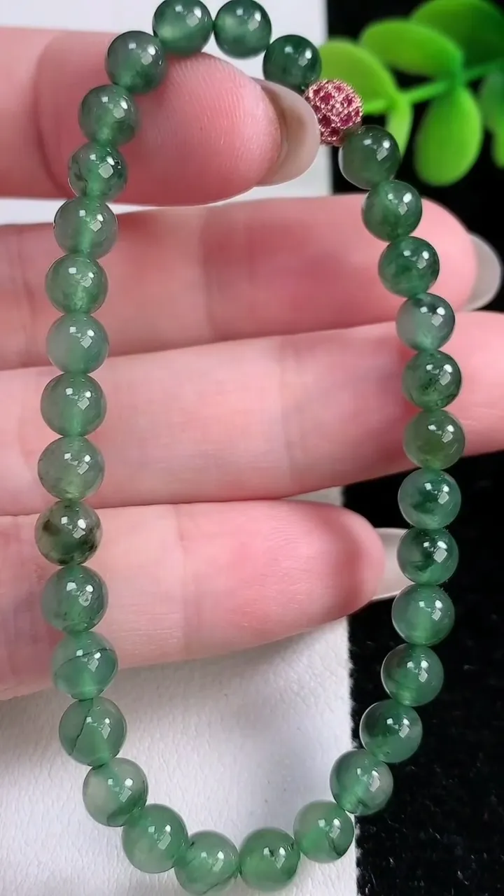 天然A货翡翠圆珠手串，尺寸5.7-32颗，重:11.02g12月14日
工厂直销收藏佳品,种好水足，色泽均匀，有种有色，上手高大气！