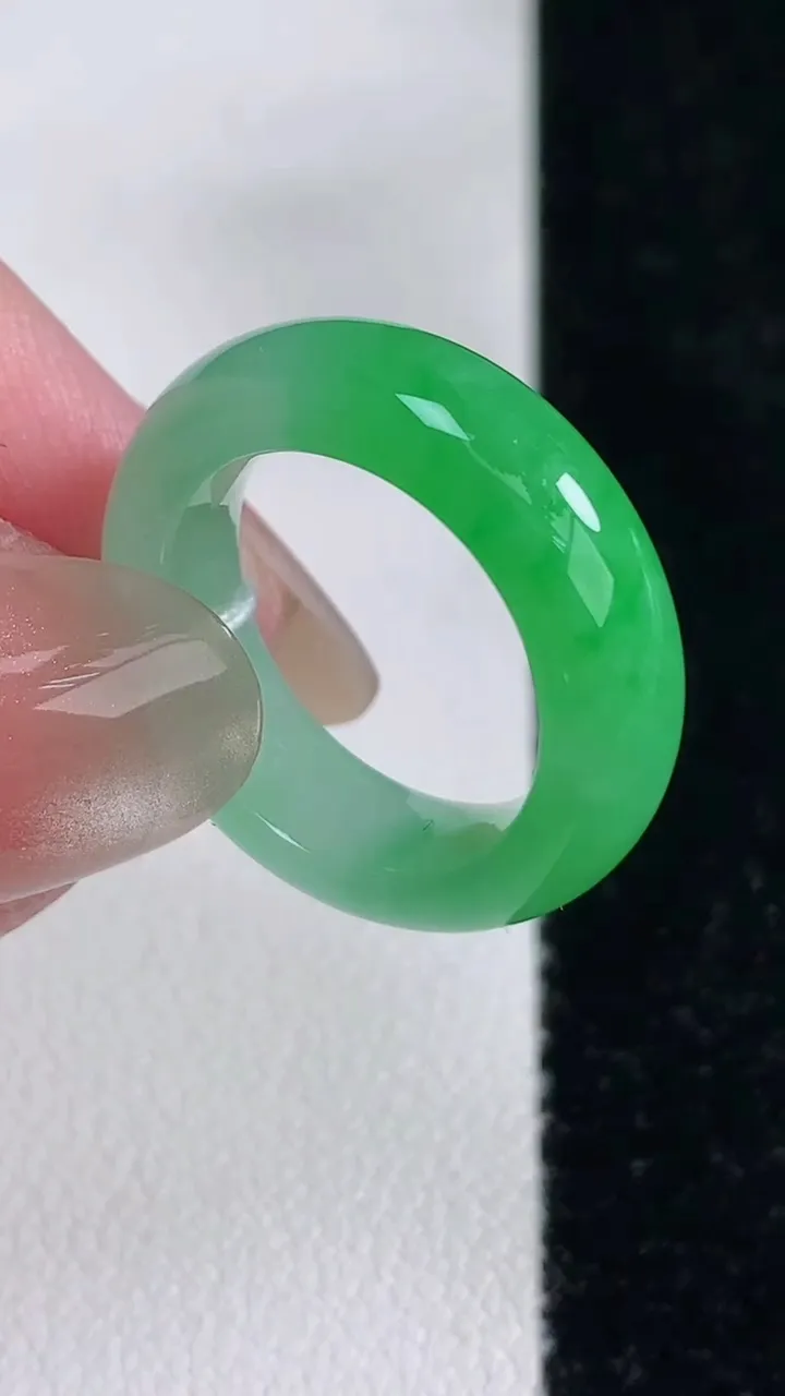 天然A货翡翠指环戒指，尺寸15.3-5.8-3.6，重量:3.93g2025年12月14日
工厂直销