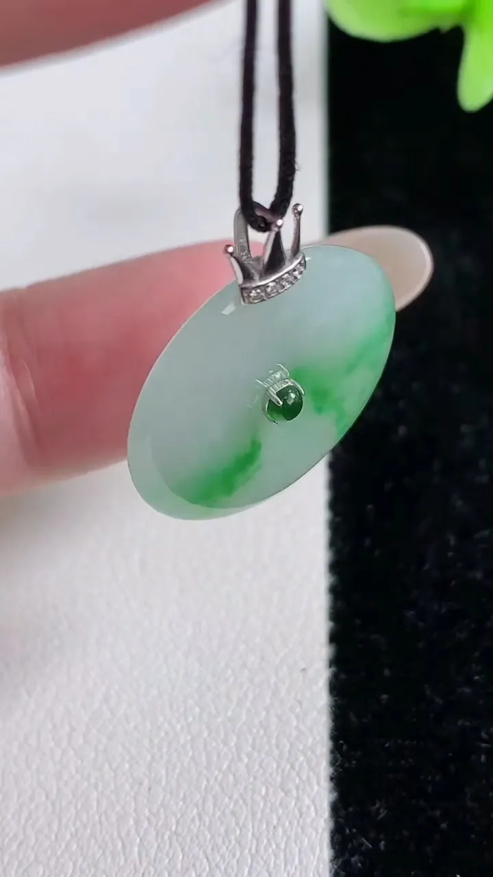 天然A货翡翠平安扣吊坠，尺寸21.4-3.2，重量:3.65g
12月14日