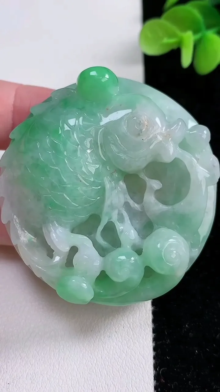 天然A货翡翠年年有余吊坠，尺寸50.8-15，重:62.69g
12月14日