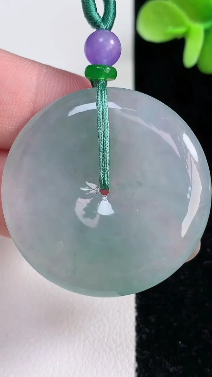 天然A货翡翠冰种飘花平安扣吊坠，尺寸35.8-5.7，重量:16.42g
12月14日