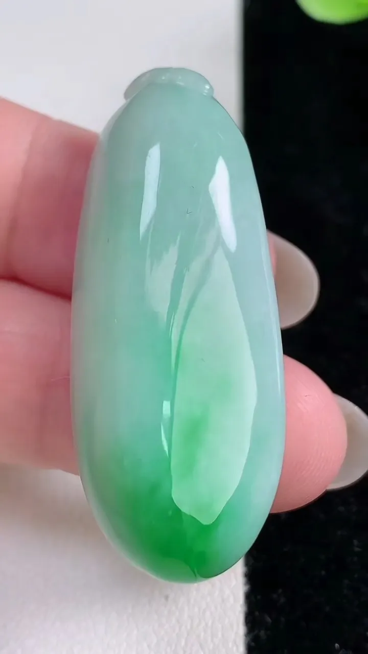 天然A货翡翠福瓜吊坠，尺寸45-18.6-12，重量:19.16g
12月14日