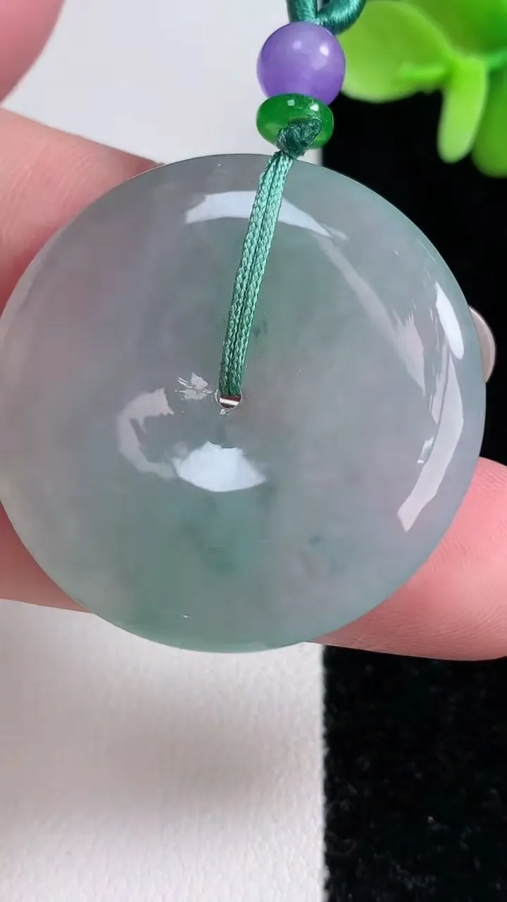 天然A货翡翠冰种飘花平安扣吊坠，尺寸35.8-5.7，重量:16.42g
12月14日