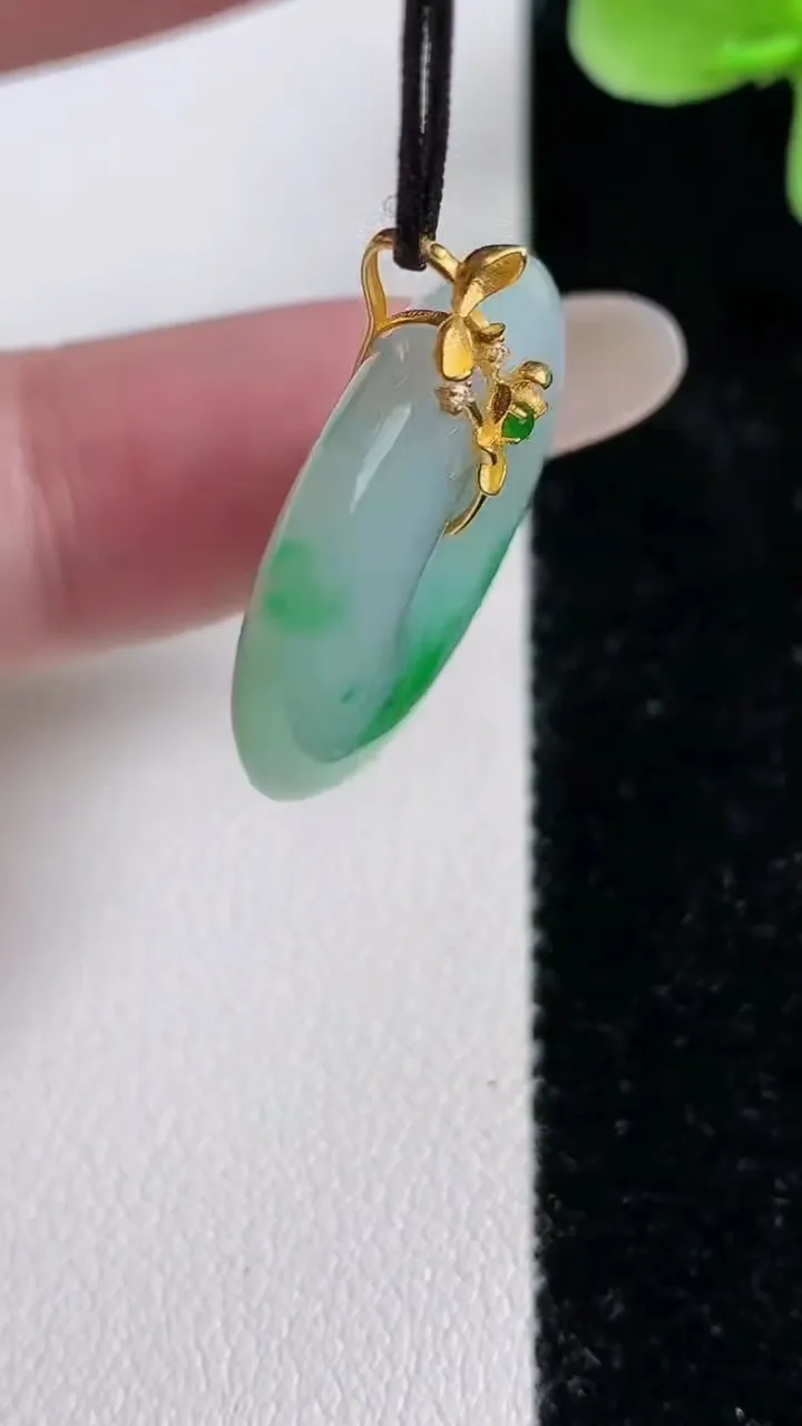 天然A货翡翠平安扣吊坠，尺寸25-5.2，重量:7.75g
12月14日