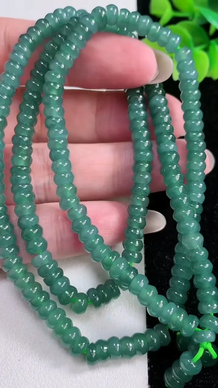天然A货翡翠算盘珠项链，尺寸5.5，重:42.62g12月14日
工厂直销收藏佳品,种好水足，色泽均匀，有种有色，上手高大气！