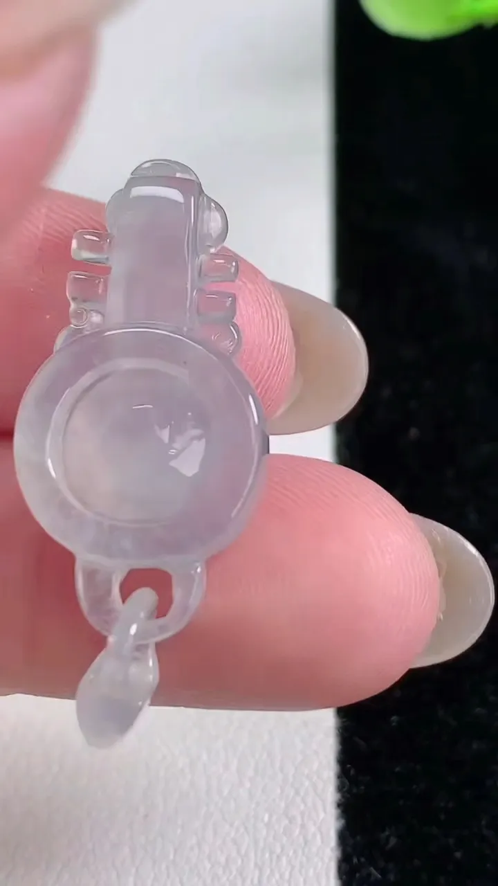 天然A货翡翠琵琶吊坠，尺寸27.8-14-5.7，重量:4.09g
212月14日