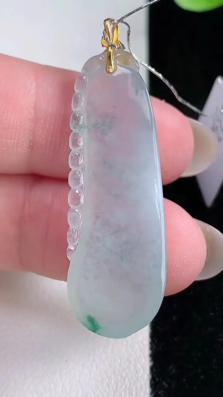 天然A货翡翠种飘花福瓜吊坠，尺寸39-13.5-5.2，重量:5.70g
12月14日